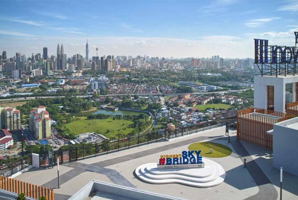 SkyAwani 3 Skybridge terletak di aras 52 menawarkan pemandangan Kuala Lumpur tanpa halangan.