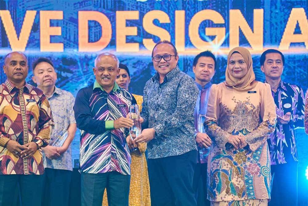 Chee Seng menerima Anugerah Reka Bentuk Inovatif kategori Anugerah Pembangunan Mampan Cemerlang Malaysia sempena MUPA PLANMalaysia 2023, Khamis lalu.