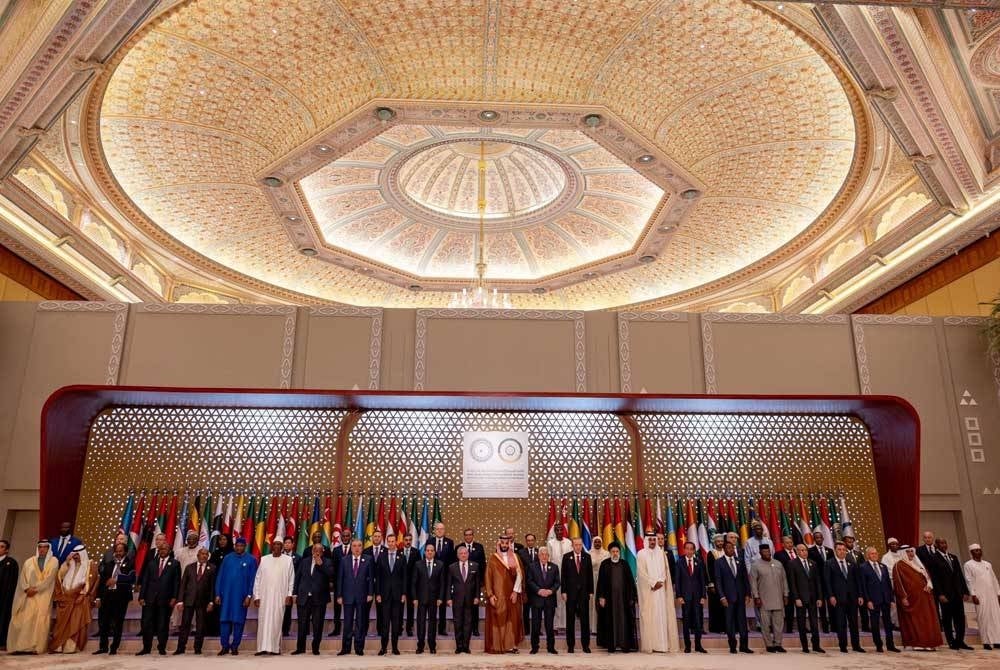 Anwar bergambar bersama para pemimpin negara-negara OIC pada Sidang Media Kemuncak Tergempar Pertubuhan Kerjasama Islam (OIC) kali Kelapan di Riyadh Arab Saudi pada Sabtu.