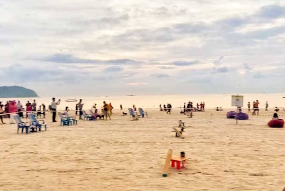 Pelancong bersiar-siar bersama keluarga dan rakan-rakan di Pantai Chenang.