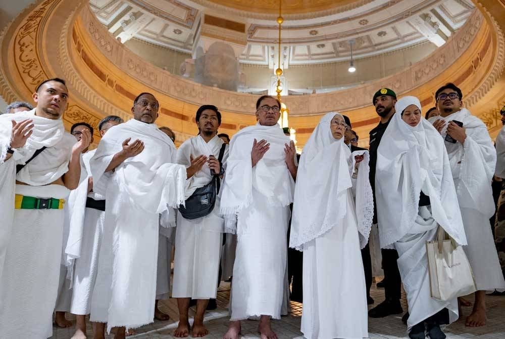 Anwar bersama delegasi negara mengerjakan umrah sebelum berangkat ke San Fransisco, AS bagi menghadiri Minggu APEC 2023.