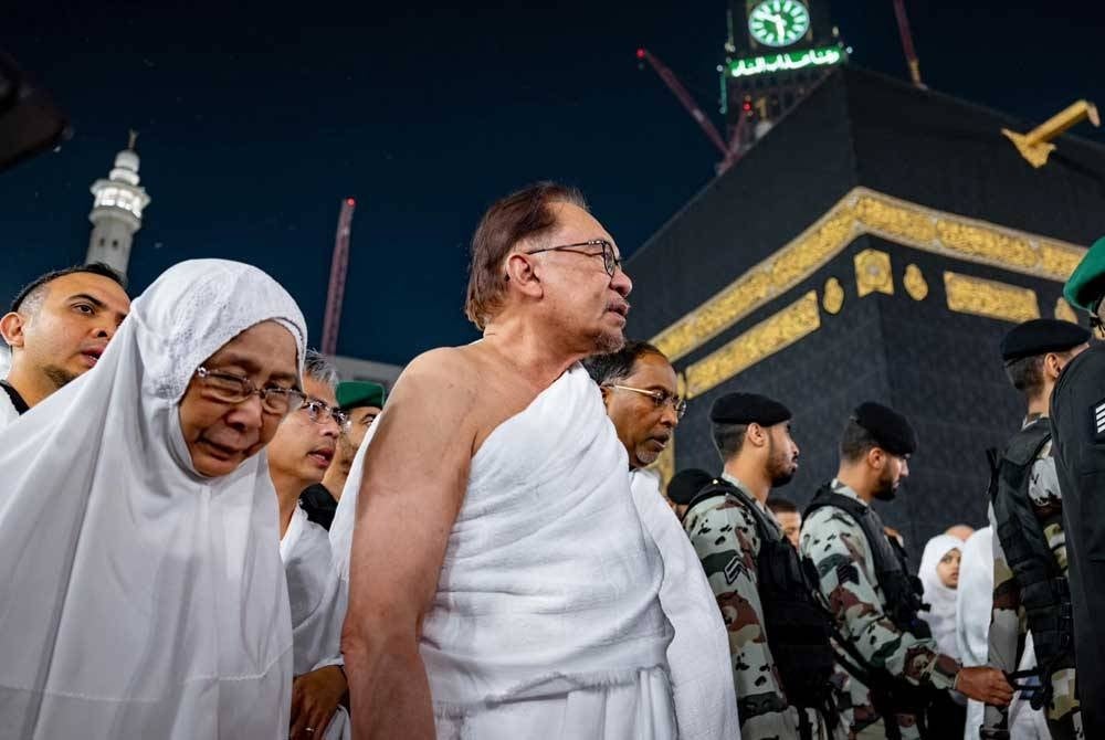Anwar dan Wan Azizah ketika tawaf.