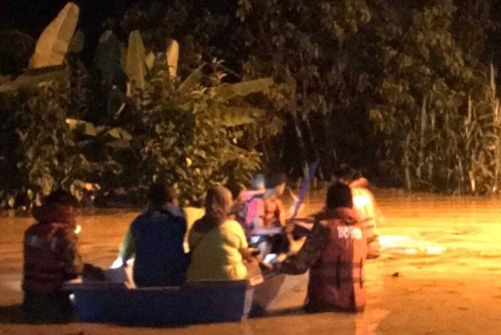 Penduduk terjejas banjir di Lorong Damai 8, Kampung Sentosa Damai Pasir Gudang dipindahkan ke PPS.- Foto: Bomba
