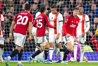 Lindelof (dua dari kanan) meledak gol kemenangan Manchester ketika menewaskan Luton Town 1-0 dalam saingan EPL awal pagi Ahad. - Foto EPA.