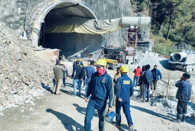 Puluhan pekerja terperangkap selepas terowong jalan raya yang sedang dalam pembinaan runtuh di Uttarakhand di utara India pada Ahad. - Foto: ANI