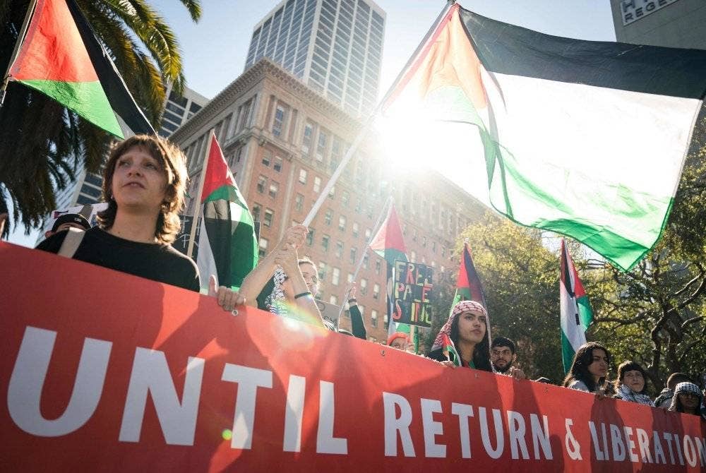 Orang ramai berkumpul San Francisco, California bagi menyatakan sokongan kepada rakyat Palestin. - Foto AFP