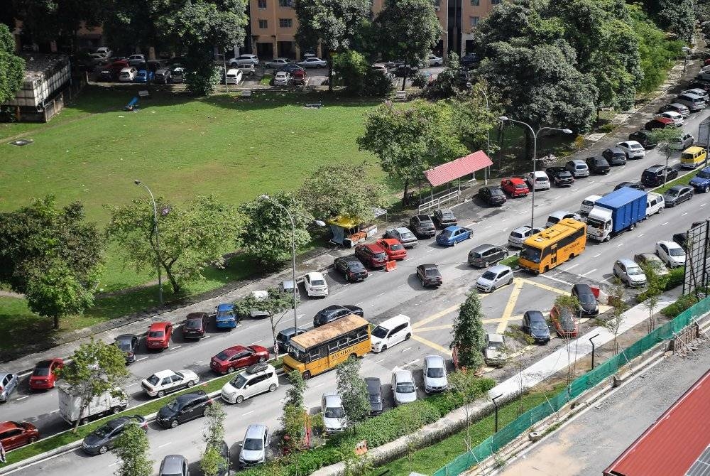 Penduduk berdepan risiko kereta dikhianati dan mengambil masa lama untuk mencari parkir. - Foto Bernama