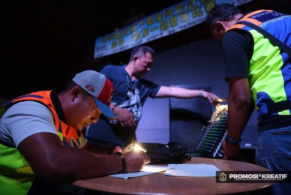 Penguat kuasa DBKL menjalankan pemeriksaan terhadap premis yang menjalankan aktiviti hiburan tanpa kebenaran. - Foto Facebook DBKL