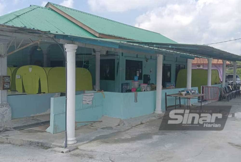 Tiga keluarga ditempatkan di PPS Surau Al-Muazakkir di Kampung Sentosa Damai, Pasir Gudang sejak petang Ahad akibat banjir kilat.