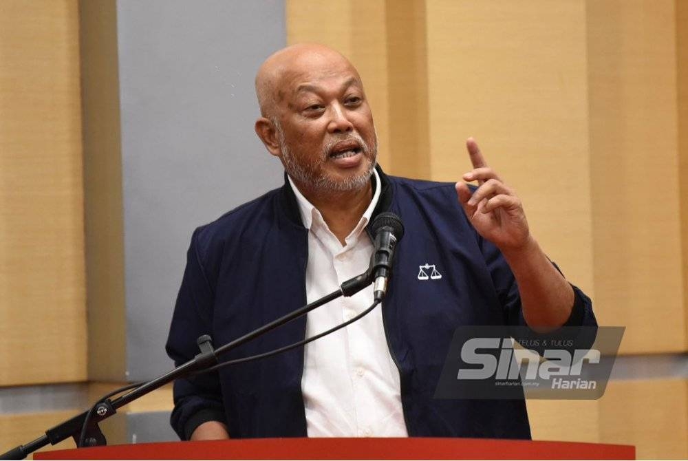 Raja Mohamed Affandi ketika berucap pada Majlis Pengumuman Calon BN bagi PRK Kemaman di Menara Dato Onn pada Isnin. - Foto Sinar Harian/MOHD RAFIQ REDZUAN