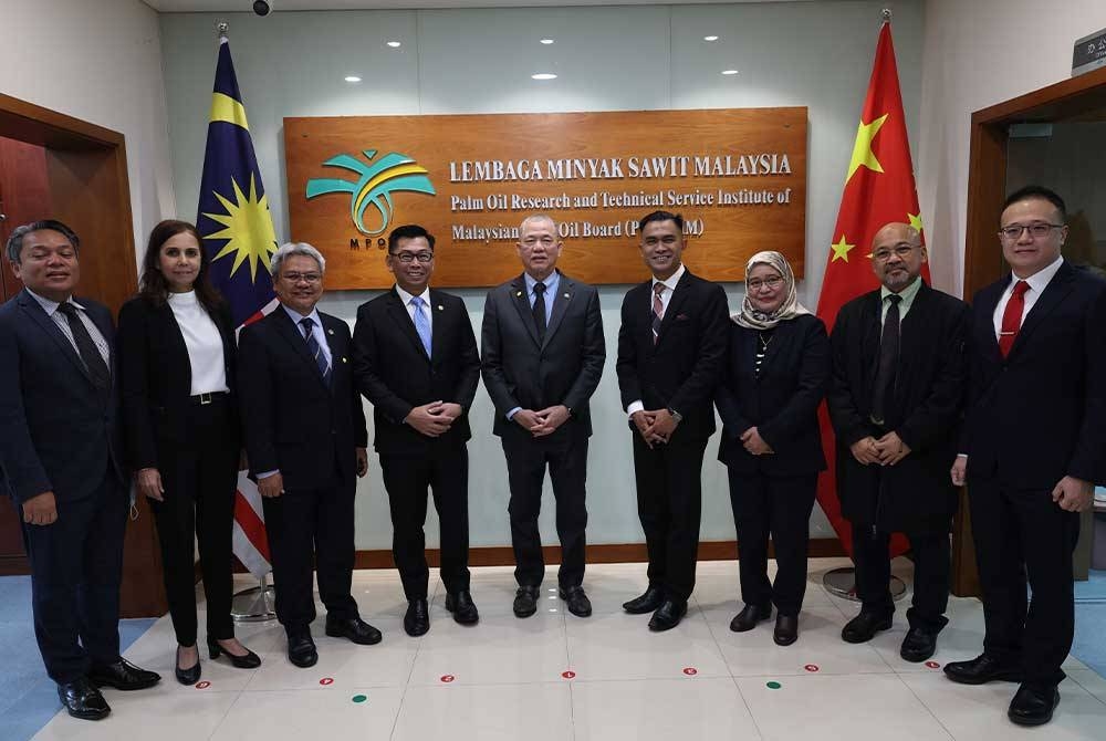 Fadillah (tengah) bergambar bersama anggota rombongan. - Foto Bernama