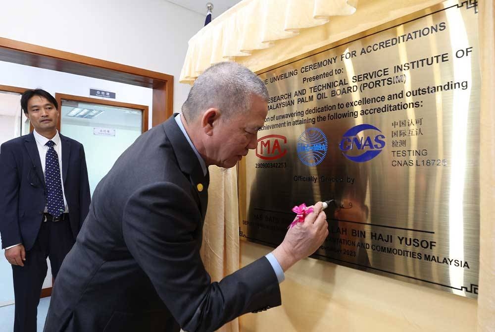 Fadillah secara rasmi mengunjungi PORTSIM. - Foto Bernama