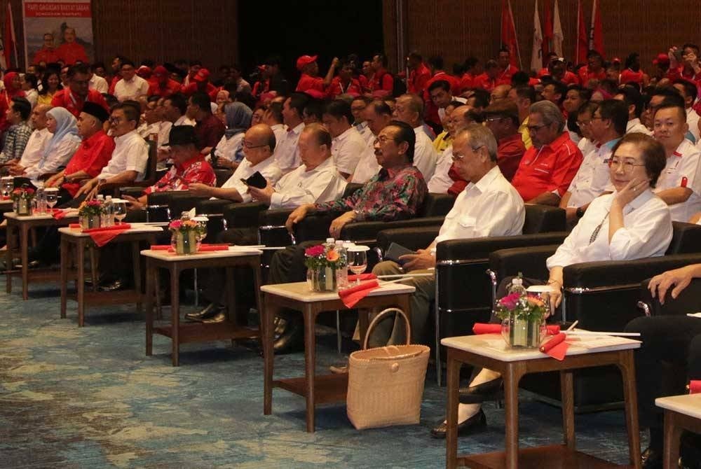 Dari kanan; Osu, Musa, Pairin dan Teck Lee yang hadir pada Persidangan Agung Tahunan Gagasan Rakyat di SICC Kota Kinabalu.