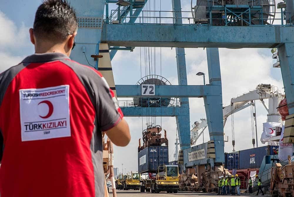 Anggota Palang Merah Turkiye memantau penghantaran bantuan kemanusiaan ke Genting Gaza. - AFP