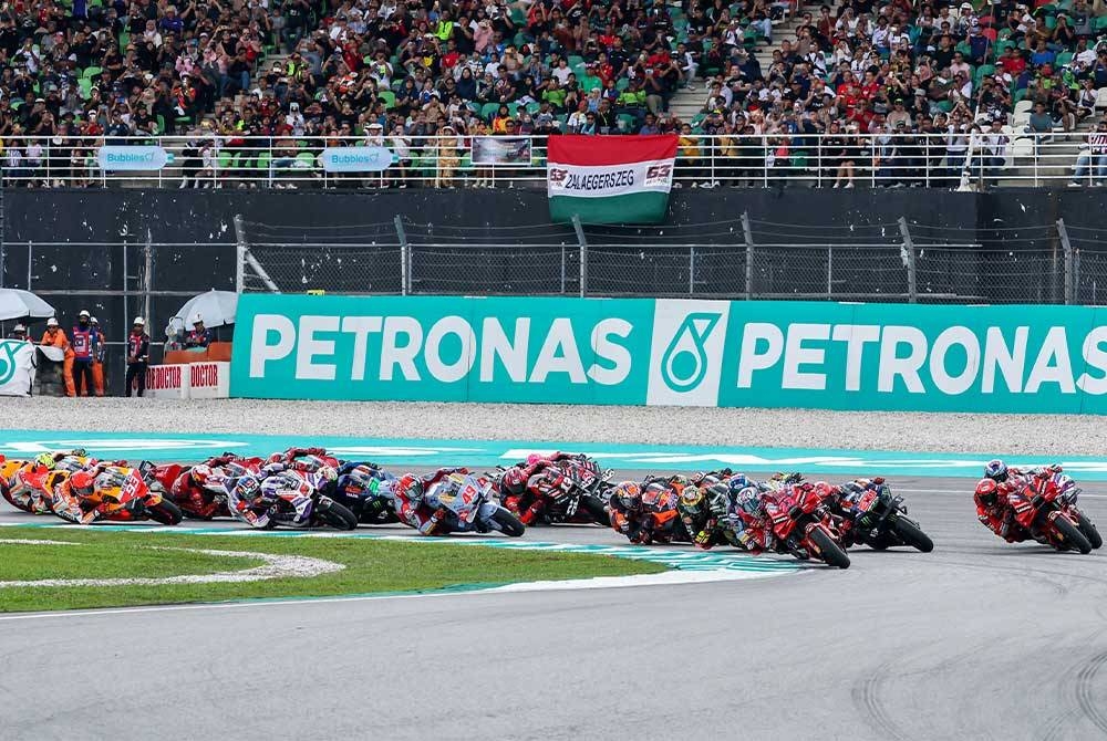 Sebahagian penonton yang hadir menyaksikan perlumbaan GP Malaysia 2023 di SIC. - Foto Bernama