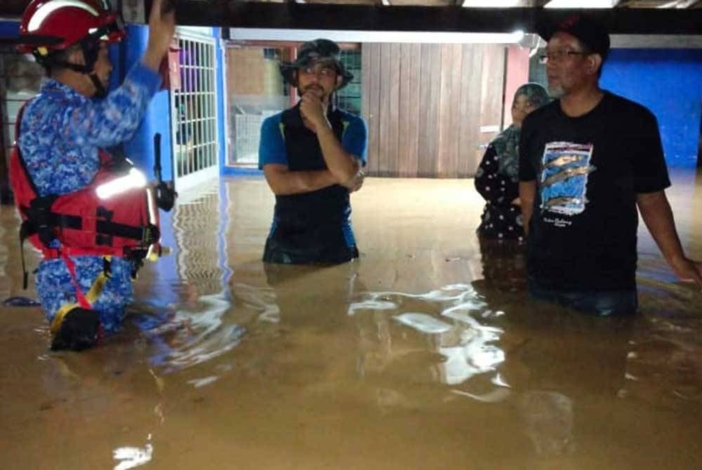 Pemantauan APM mendapati lima kawasan penduduk di daerah Gerik dinaiki air hujan lebat berterusan lebih tiga jam. - Foto Ihsan APM
