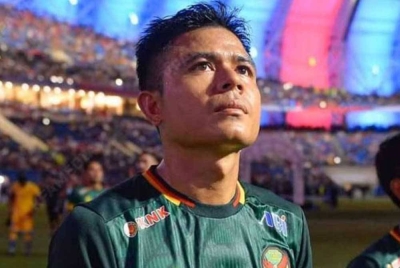 Azmeer merupakan bekas pemain bola sepak yang kini jurulatih Trinity FC.