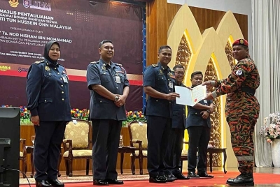 Nor Hisham menyampaikan sijil pada Majlis Pentauliahan PBBS UTHM di Dewan Sultan Ibrahim UTHM Batu Pahat, pada Isnin.