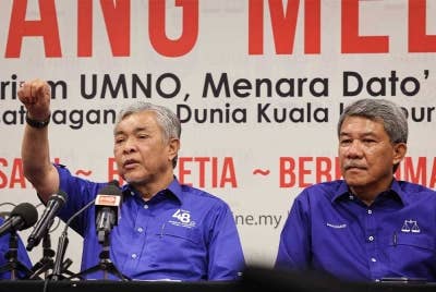 Ahmad Zahid (kiri) bersama Timbalan Pengerusi BN, Datuk Seri Mohamad Hasan pada Majlis Pengumuman Calon BN bagi Pilihan Raya Kecil (PRK) Kemaman, di Menara Dato’ Onn di sini hari ini. Foto Bernama