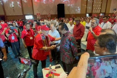 Hajiji bertemu dengan Musa yang hadir pada persidangan Agung Tahunan Gagasan Rakyat di SICC Kota Kinabalu.