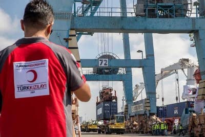 Anggota Palang Merah Turkiye memantau penghantaran bantuan kemanusiaan ke Genting Gaza. - AFP