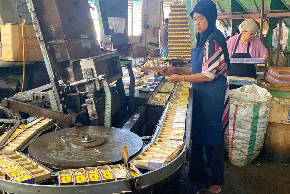 Ramai beranggapan bahan api yang diperbuat daripada batang kayu terentang atau simpul paya itu dicelup dengan bahan kimia seperti kalium klorida, sulfur, silika dan kanji ini sukar untuk ditemui sejurus kemunculan pemetik api.