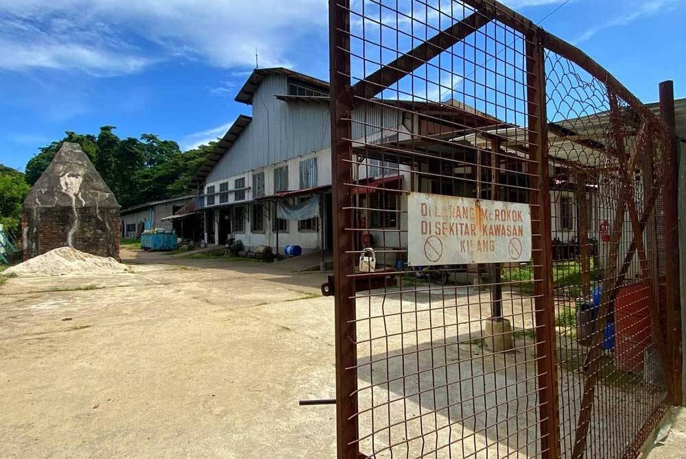 Kilang yang terletak di tanah berkeluasan 2.8 hektar ini hanya 'sepi' pada Jumaat sahaja.
