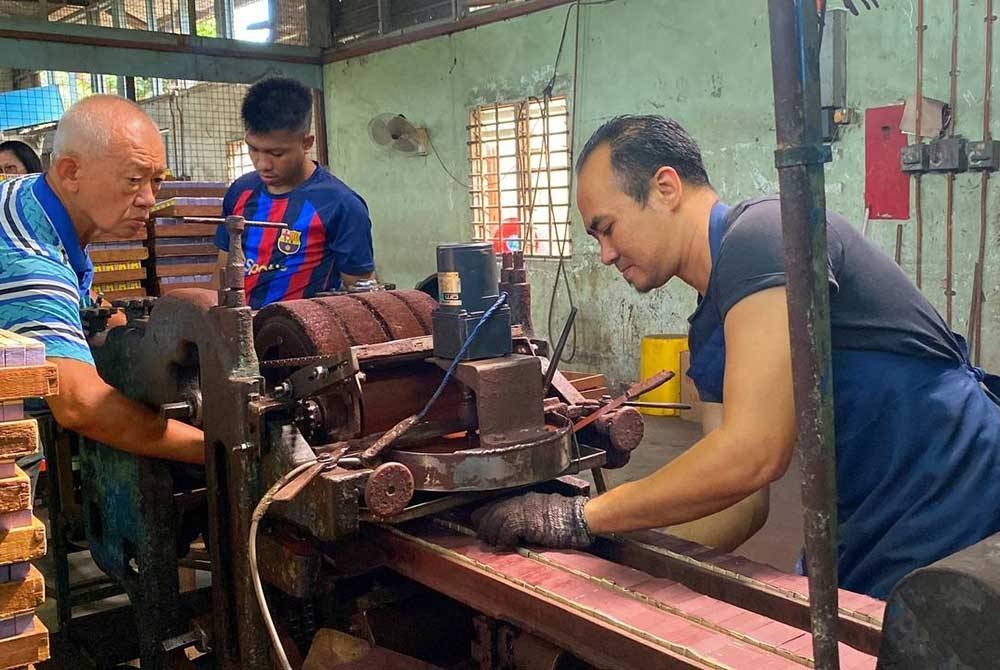 Wee dibantu pekerja lain semasa proses mencelup batang mancis dengan bahan kimia seperti kalium klorida, sulfur, silika dan kanji.