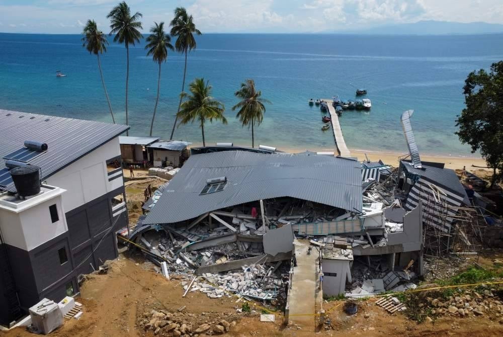 Keadaan sebuah bangunan tiga tingkat di sebuah resort yang sedang dalam pembinaan runtuh di Pulau Perhentian, Khamis lalu. - Foto Bernama
