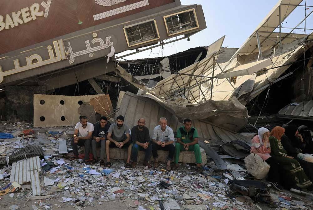 Tindakan Israel mengebom kedai roti di utara Gaza menambahkan lagi kesengsaraan penduduk. - AFP