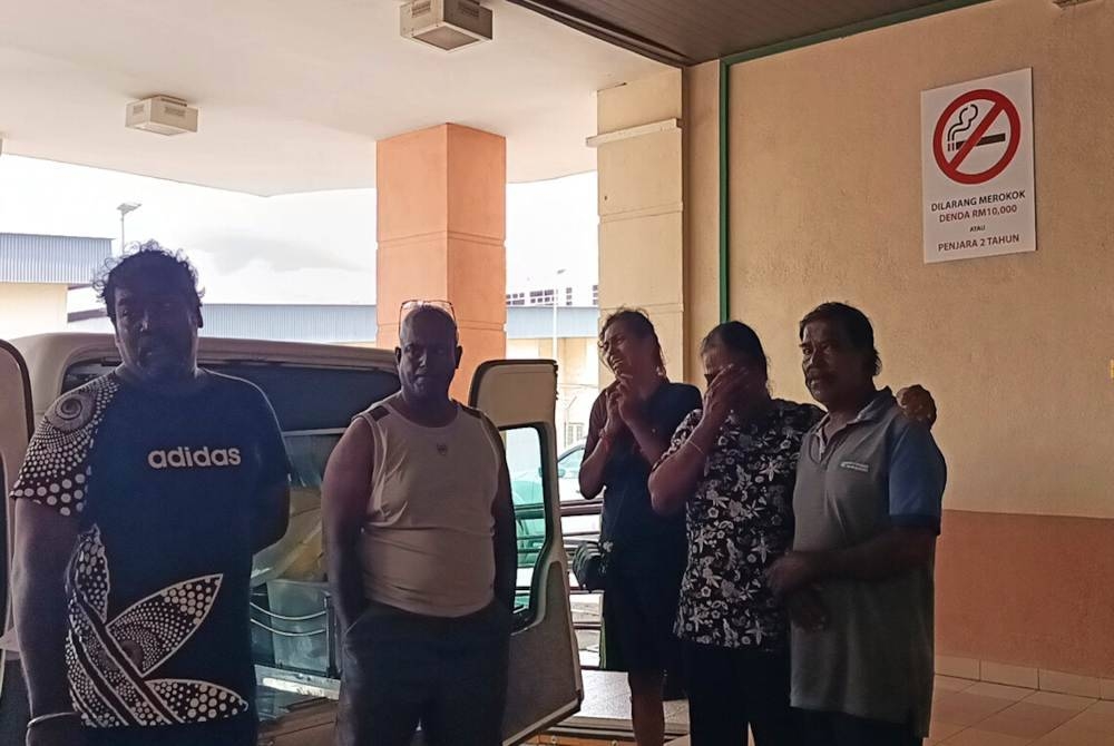 Ahli keluarga tidak dapat menahan kesediahan ketika proses tuntutan mayat di Jabatan Forensik HRPB pada Selasa.