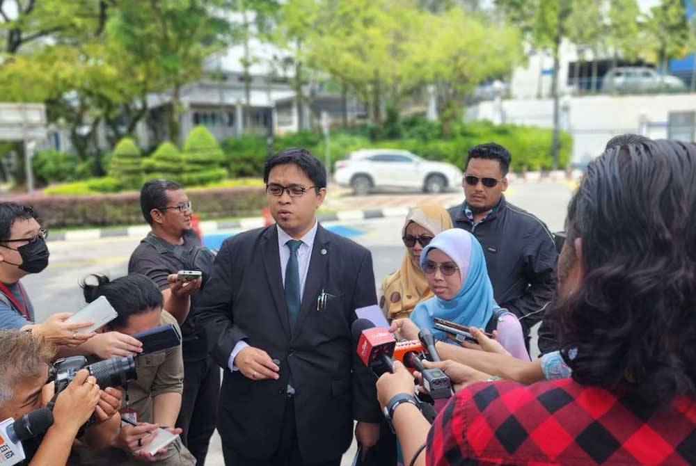 Ahmad Amzar (tengah) mewakili Siti Mastura membuat kenyataan kepada pihak media.