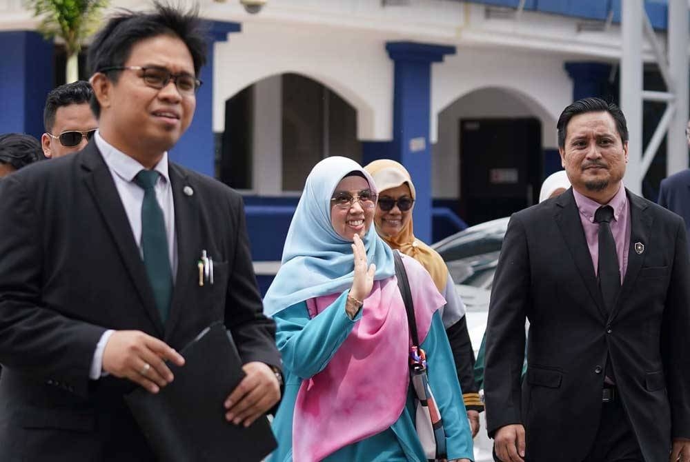 Siti Mastura bersama Ahmad Amzar (kiri) selepas memberi keterangan kepada penyiasat USJT.
