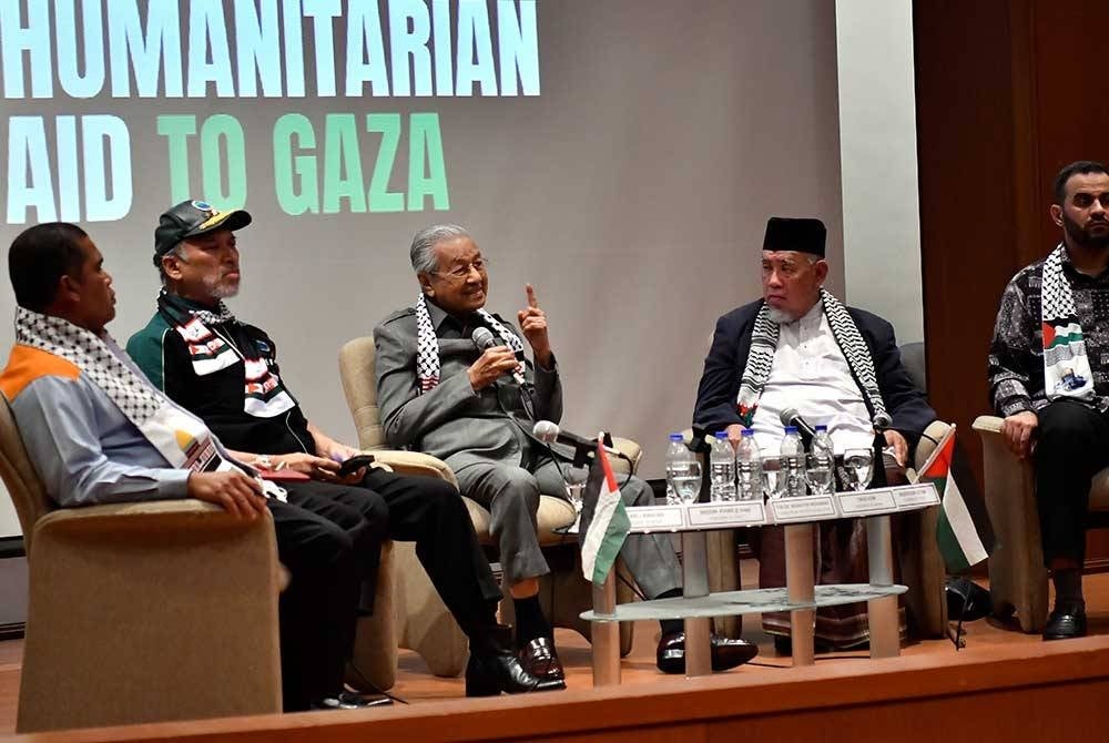Mahathir (tengah) bercakap kepada pemberita pada sesi sidang media mengenai Gerakan Kemanusiaan: Hentikan Sekatan Bantuan Kemanusiaan Ke Gaza di Yayasan Kepimpinan Perdana pada Selasa. Turut sama Nadzim (dua dari kiri) dan Mohd Azmi (dua dari kanan). - Foto Bernama