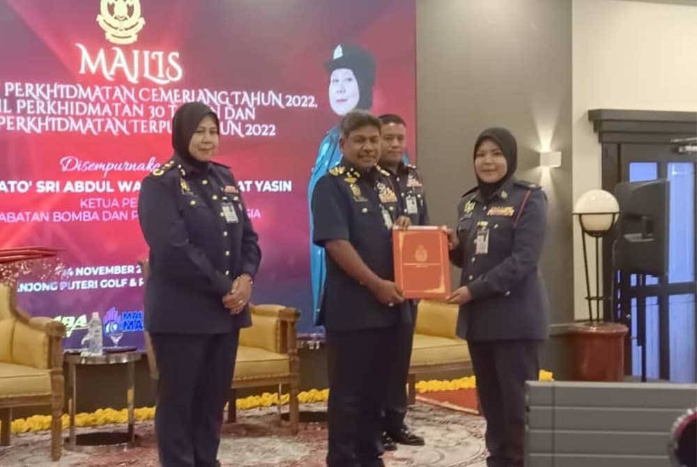 Abdul Wahab (tengah) menyampaikan sijil kecemerlangan kepada penerima dalam Anugerah Perkhidmatan Cemerlang Tahun 2022 di Tanjung Puteri Golf Resort, Pasir Gudang pada Selasa.