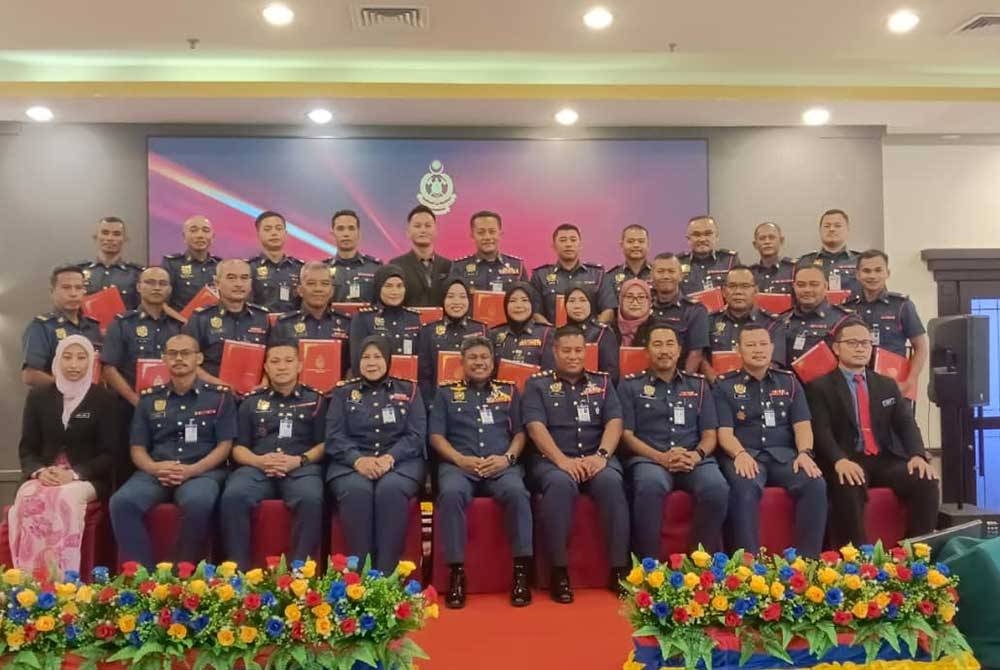 Abdul Wahab dan Siti Rohani (tengah) merakam kenangan dalam Anugerah Perkhidmatan Cemerlang Tahun 2022 di Tanjung Puteri Golf Resort, Pasir Gudang pada Selasa.