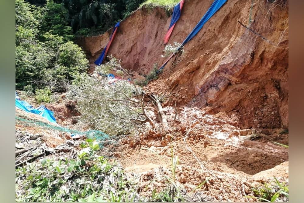 Runtuhan tanah yang berlaku di taman itu sejak Jun tahun lalu.