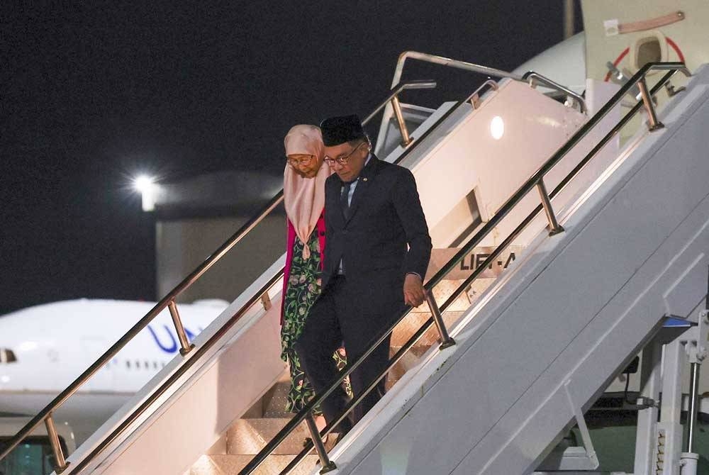 Anwar dan Wan Azizah tiba di San Francisco pada 9.37 malam (1.37 tengah hari waktu Malaysia, 14 November). - Foto Bernama