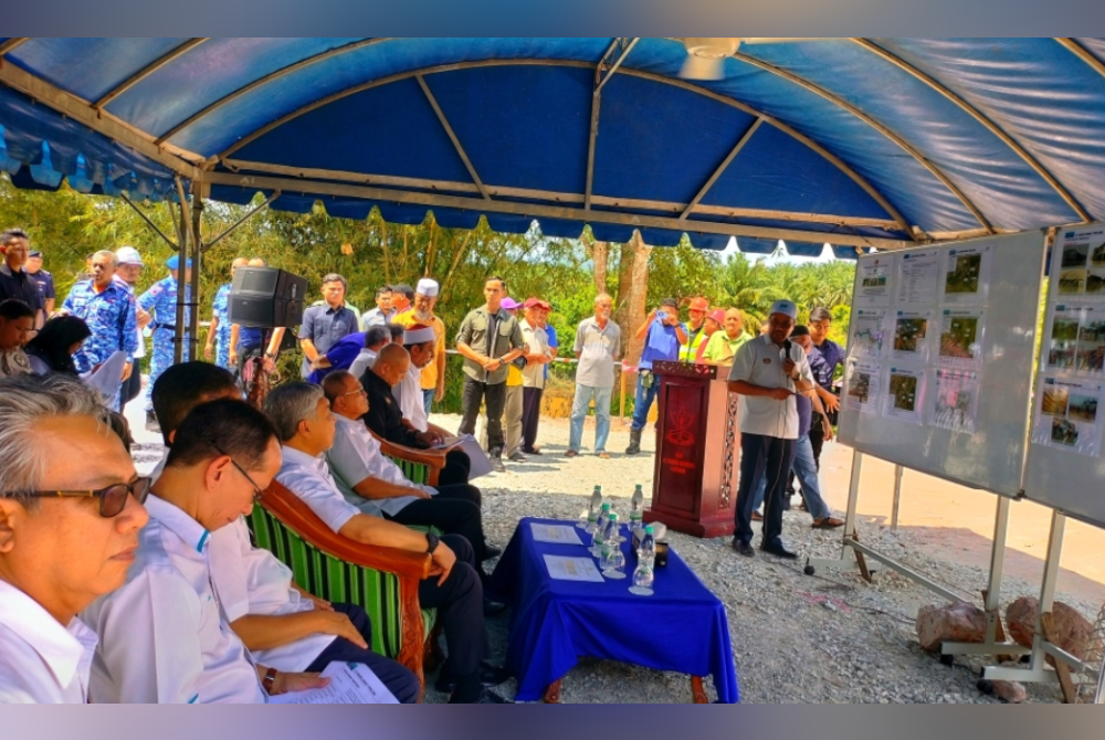 Ahmad Zahid (duduk) ketika mendengar taklimat mengenai Projek Pembangunan Lembangan Sungai Bersepadu (PLSB) Sungai Semantan dekat Mentakab pada Selasa.