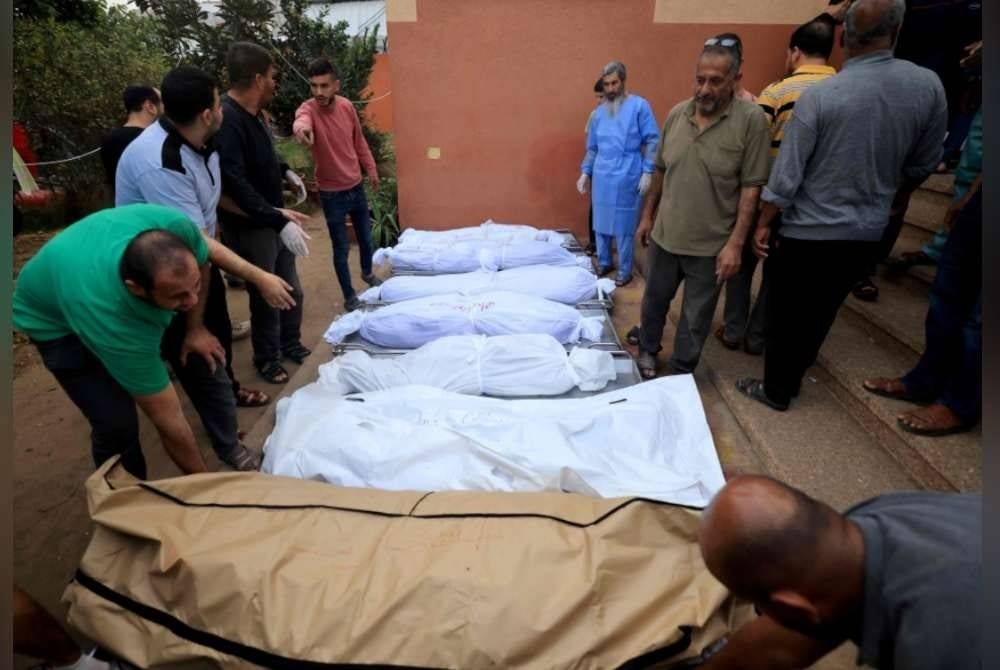 Rakyat Palestin hadiri pengebumian ahli keluargayang terkorban dalam serangan semalaman di selatan Semenanjung Gaza, di Khan Yunis pada Isnin. - Foto AFP