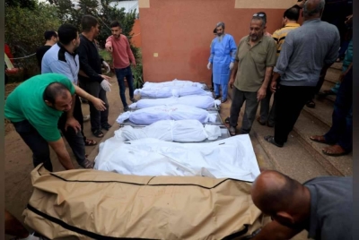 Rakyat Palestin hadiri pengebumian ahli keluargayang terkorban dalam serangan semalaman di selatan Semenanjung Gaza, di Khan Yunis pada Isnin. - Foto AFP