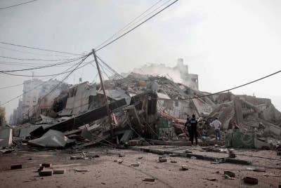 Serangan udara sengit yang dilancarkan Israel telah memusnahkan kesemua tiang rangkaian komunikasi Gaza.