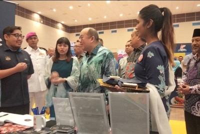 Ni Ching (tiga dari kiri) mengiringi Tengku Muhammad Fa-iz melawat reruai selepas Majlis Perasmian Program Anti Scam Kebangsaan 2023 Peringkat Negeri Kelantan di Dewan Tuanku Canselor, Universiti Malaysia Kelantan Kampus Bachok