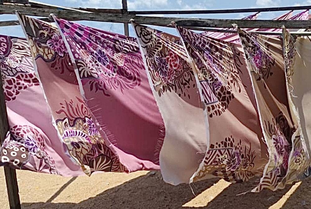 Proses mengeringkan batik memerlukan cuaca panas.