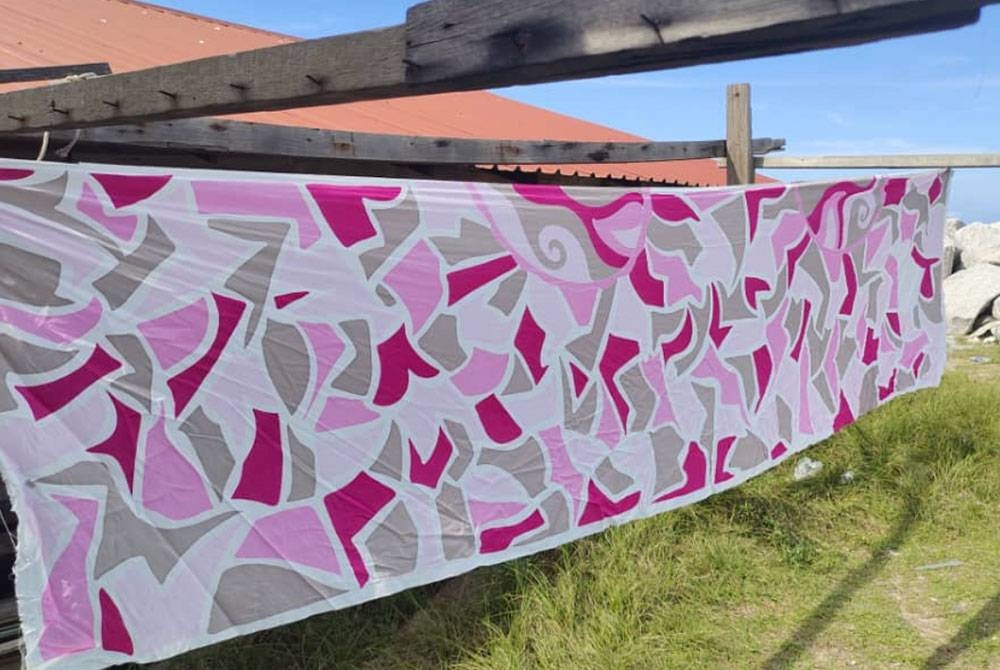 Batik yang dihasilkan perlu dijemur hingga kering.