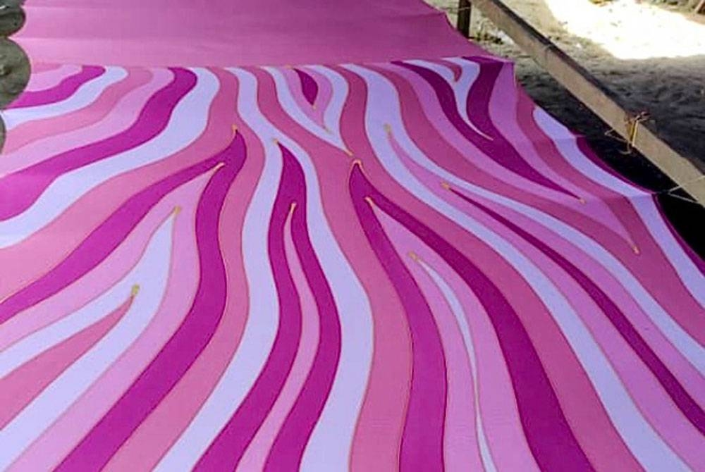 Motif abstrak yang dilukis pada corak batik.