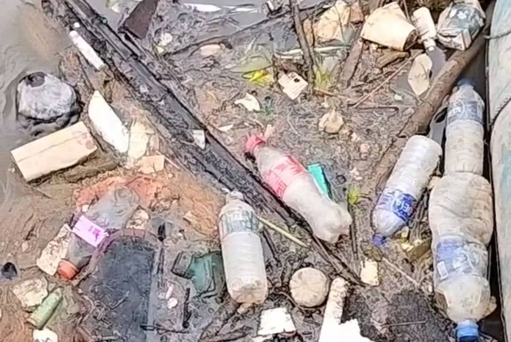 Keadaan Sungai Skudai yang dicemari sampah sarap hingga menjejaskan pendapatan nelayan.