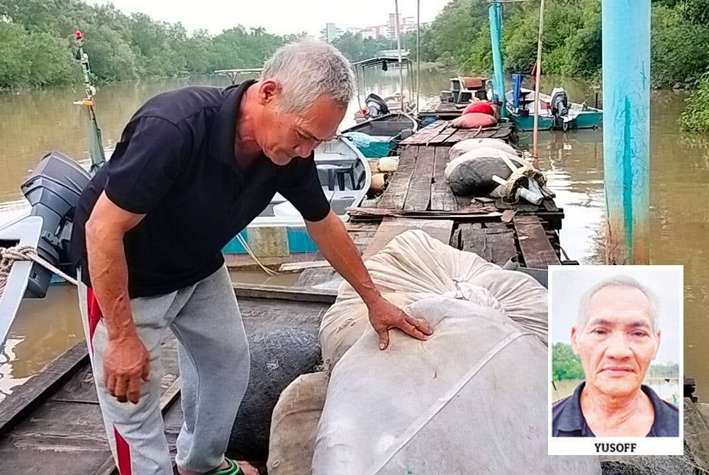 Yusoff menunjukkan jaring yang rosak kerana sampah kerap tersangkut.