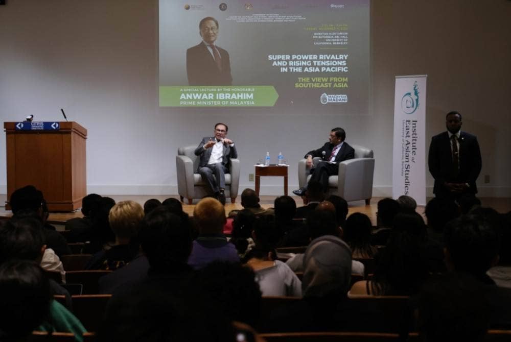 Anwar berucap dalam program syarahan 'Super Power Rivalry and Rising Tensions in the Asia Pacific” di University of California. - Foto Bernama.