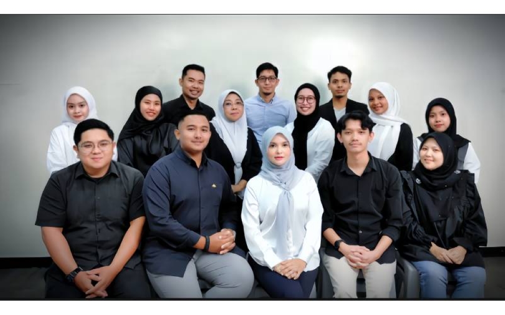 Izzlin bersama pasukan produksi yang menerbitkan pelbagai kandungan postif di media sosial syarikatnya.